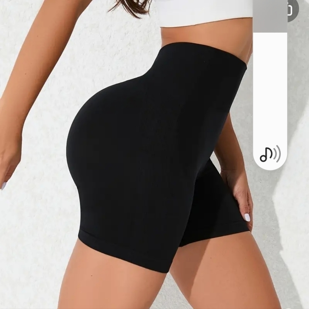 *SOLD* NWOT Women's Shorts, Butt Lifting, Fitted, Weightlifting, Yoga, Running - Picture 4 of 8